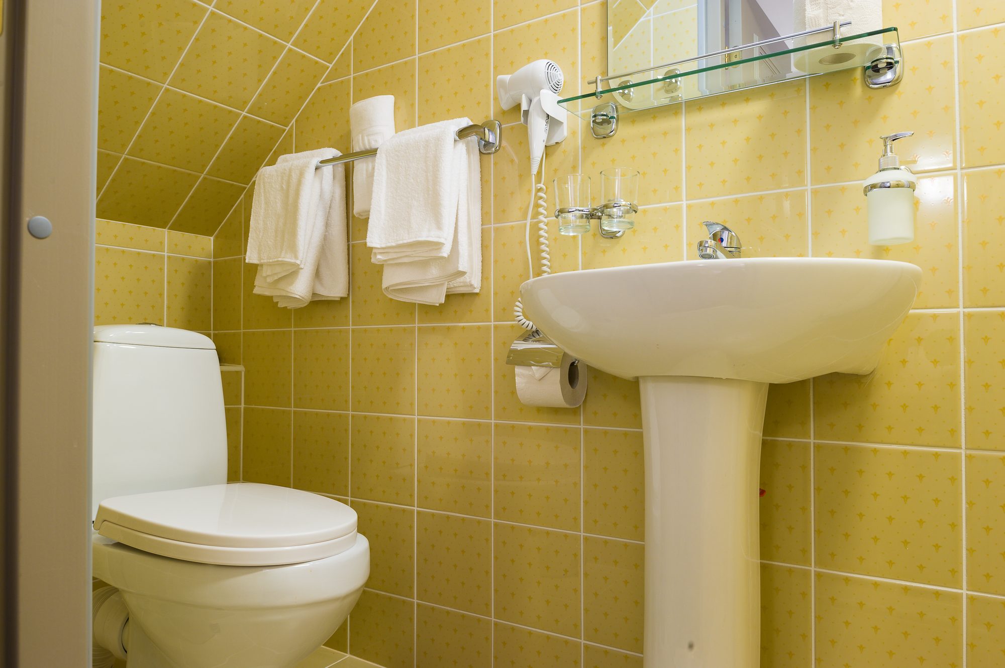 2015 11 Small room bathroom 1